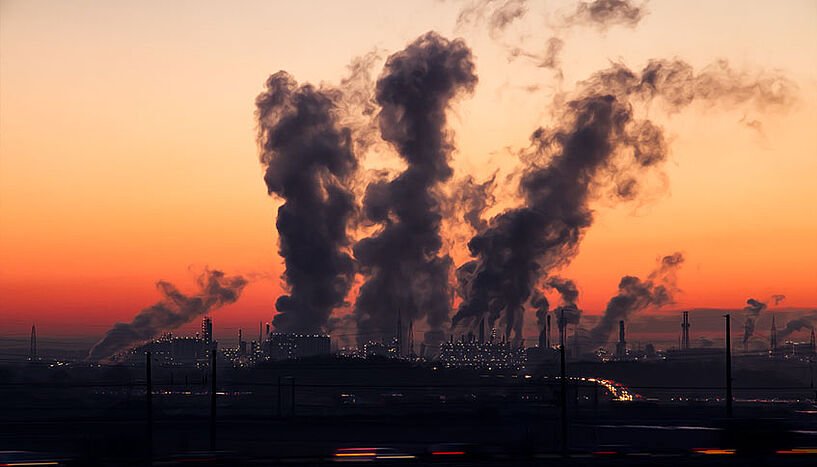 وينتج تلوث الهواء عن مجموعة متنوعة من المصادر، من بينها السيارات ومصادر الطاقة والصناعة والزراعة.
