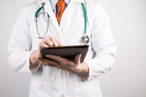 طبيب أمراض النساء ينشر تفاصيل حساسة عن مريضة ردًا على تقييم سلبي على منصة تقييم