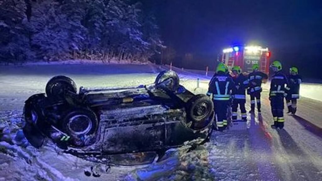 سائق وراكب يصابان بجروح طفيفة في حادث سير بسبب الطريق الثلجي في النمسا