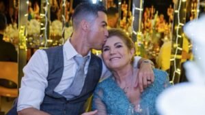 كريستيانو رونالدو يفاجئ والدته بسيارة بورش كايين بقيمة 100 ألف يورو في عيد ميلادها الـ 69