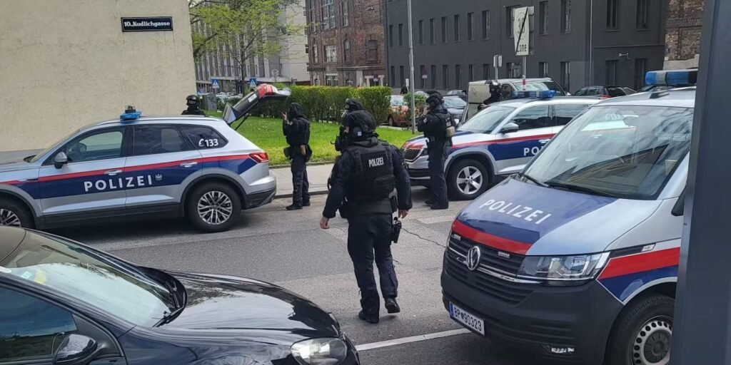 الشرطة النمساوية تعتقل مراهقًا وتواصل البحث عن شريكيه في حادثة إطلاق النار بحديقة المدينة