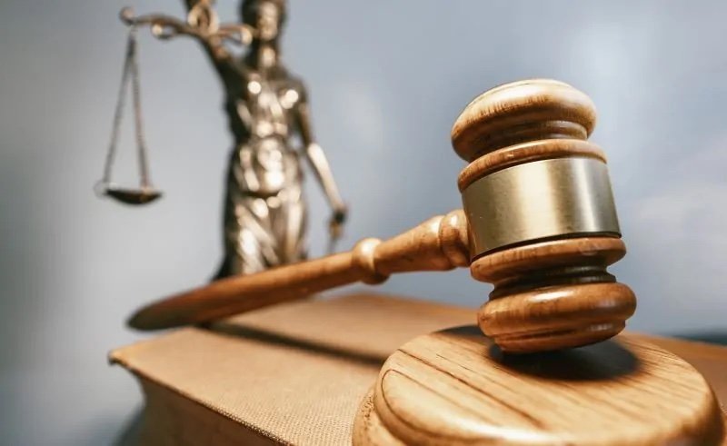 شاب يطعن صديق والدته 39 طعنة ويُحكم عليه بالسجن المؤبد