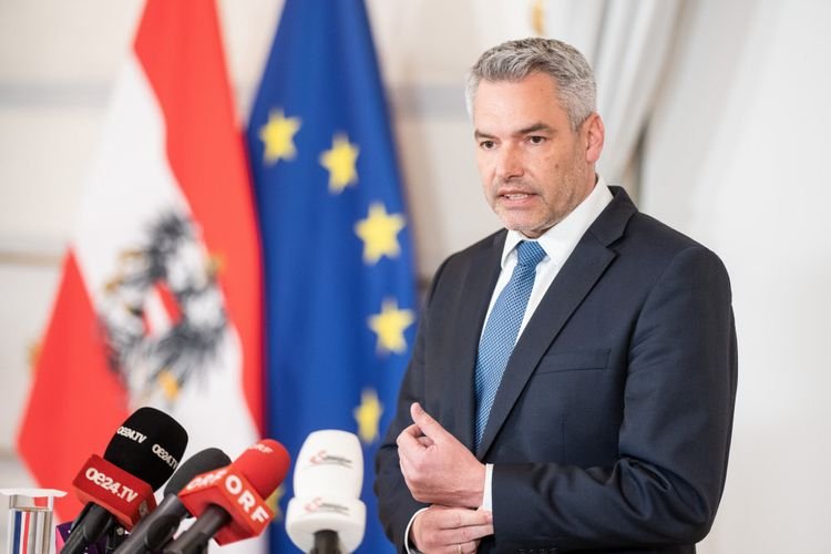 مستشار النمسا كارل نيهامر يرفض تمديد ساعات العمل ويدعو إلى العمل الإضافي المعفى من الضرائب