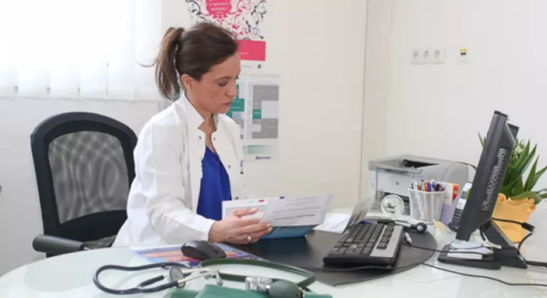 الدكتورة أتوسا ماستان تعيش في النمسا منذ عقود تتعرض لهجوم عنصري على عيادتها