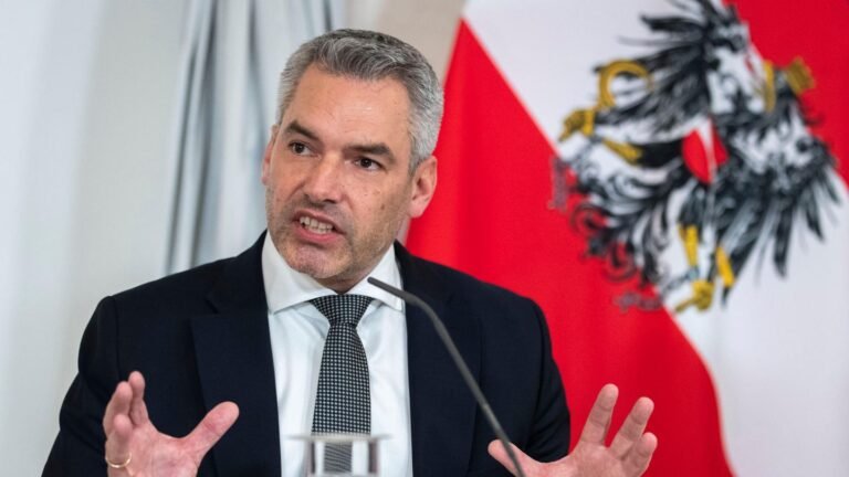 مستشار النمسا كارل نيهامر يؤيد تشديد قانون التجسس وتعزيز قدرات أجهزة الاستخبارات، بعد الكشف عن أنشطة تجسس روسية خطيرة في النمسا.