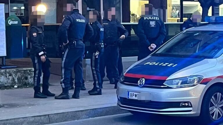 أردني يهاجم شرطي في ساحة كيبلر بمدينة فيينا بسكين وينجو الشرطي بفضل سترته الواقية