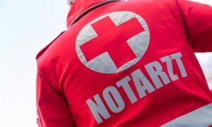 حادث مأساوي في مزرعة بالنمسا العليا يودي بحياة طفل عمره عامين دهسًا برافعة