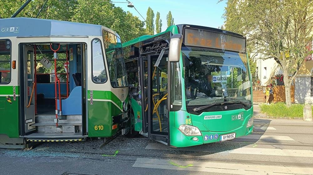 إصابة عدة ركاب في حادث تصادم بين حافلة وترام وتعطيل حركة المرور في ولاية شتايرمارك
