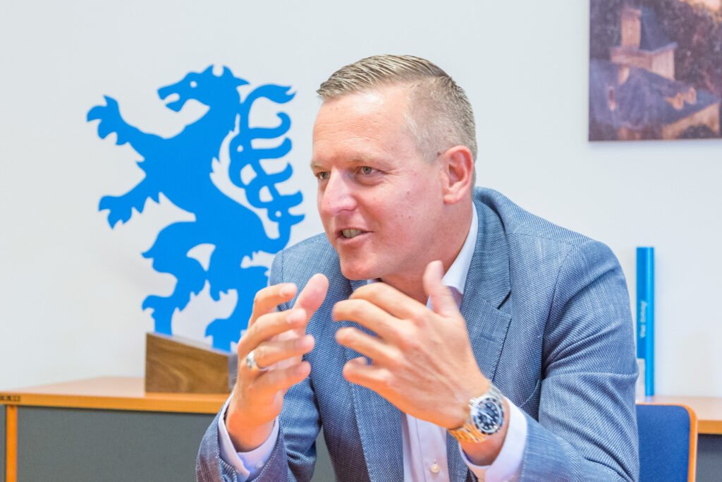 زعيم حزب الحرية النمساوي (FPÖ) في ولاية شتايرمارك ماريو كوناسيك يقترح حظر تجول ليلي ومعسكرات تدريب للشباب الجانحين