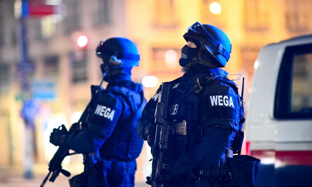 وحدة العمليات الخاصة (WEGA) في فيينا تستخدم الصاعق الكهربائي لاعتقال رجل هدد والدته بالقتل في فيينا