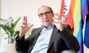 وزير الشؤون الاجتماعية يوهانس غاوخ يطالب بفرض حظر صارم على حمل السكاكين لمواجهة تزايد أعمال العنف في النمسا