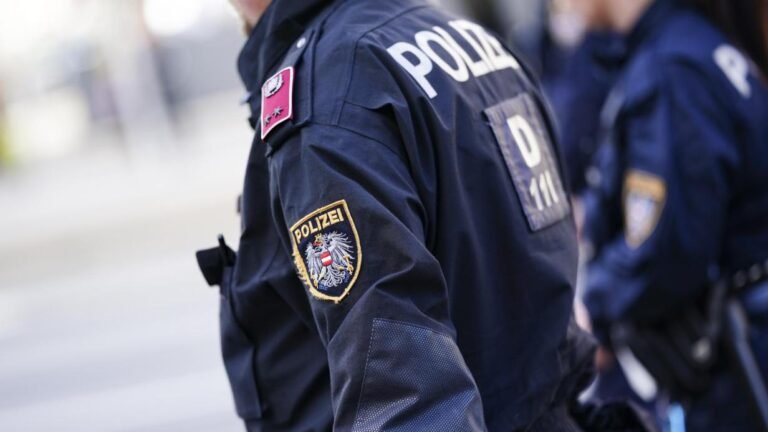 اعتقال رجل في العاصمة النمساوية فيينا بعد عرض مؤخرته بدلًا من هويته والاعتداء على ضباط الشرطة