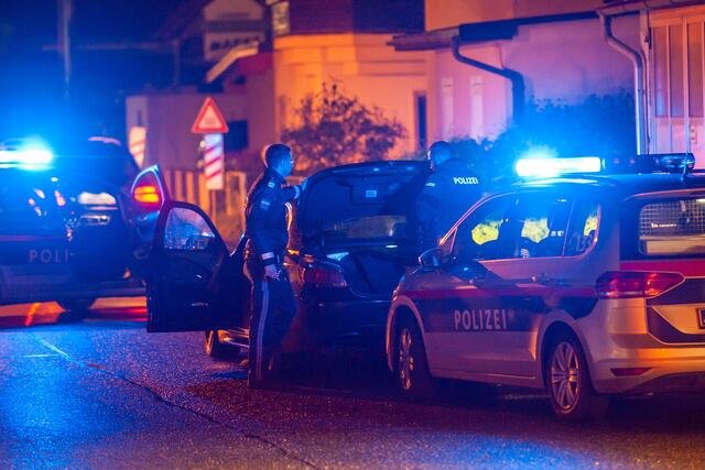 العثور على شاب يبلغ من العمر 28 عامًا ميتًا في شقته بفيينا بعد ملاحظة آثار دماء على مدخل الشقة.