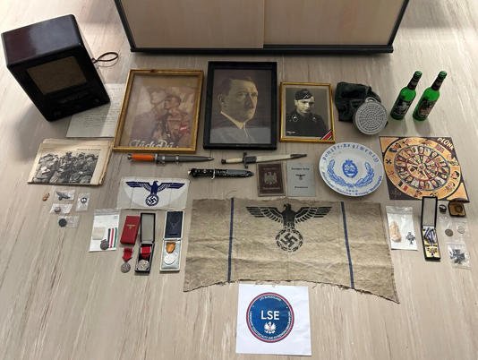 السلطات النمساوية تفكك شبكة يمينية متطرفة وتصادر مئات التذكارات النازية في عملية واسعة النطاق