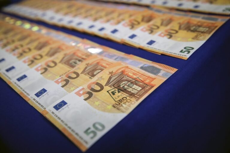القبض على مغربيين بحوزتهما أوراق نقدية مزيفة
