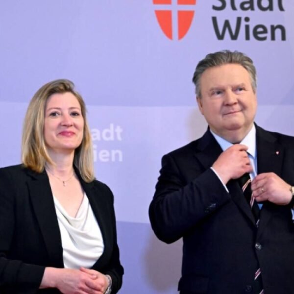 عمدة فيينا ميشائيل لودفيغ (SPÖ) ونائبة العمدة بتّينا إميرلينغ (Neos) خلال مؤتمر صحفي