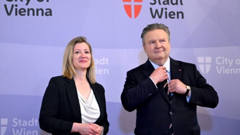 عمدة فيينا ميشائيل لودفيغ (SPÖ) ونائبة العمدة بتّينا إميرلينغ (Neos) خلال مؤتمر صحفي